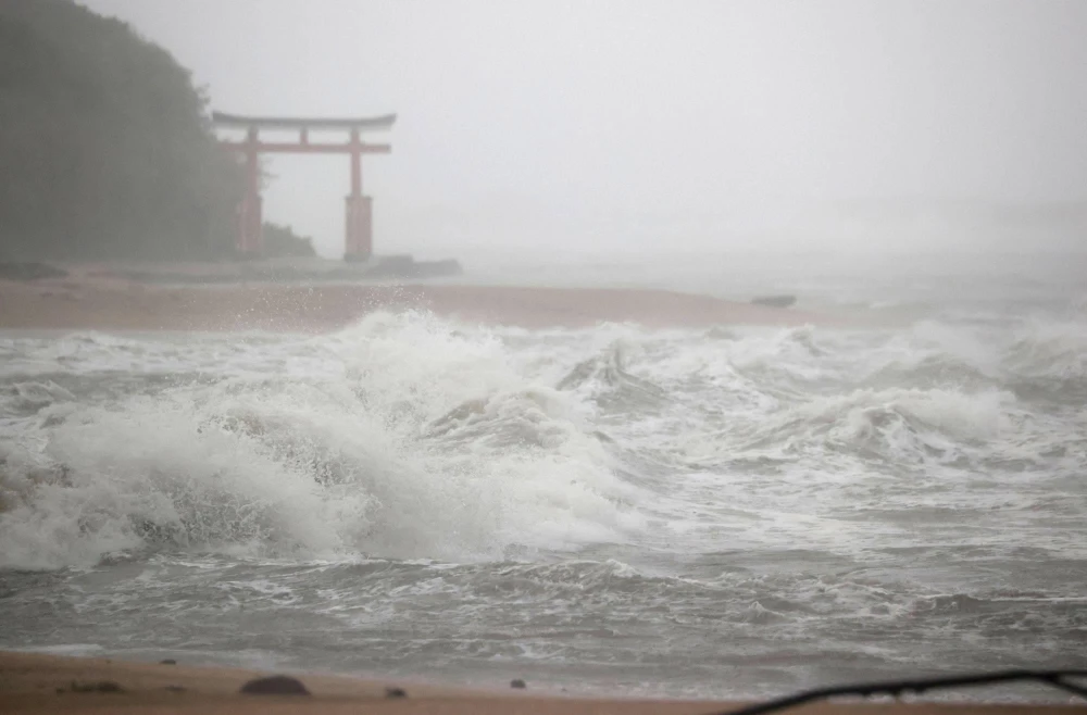 Sóng cao ập vào bờ thành phố Miyazaki, đảo Kyushu (Nhật) vào ngày 18-9 do siêu bão Nanmadol. Ảnh: AFP Sóng cao ập vào bờ thành phố Miyazaki, đảo Kyushu (Nhật) vào ngày 18-9 do siêu bão Nanmadol. Ảnh: AFP
