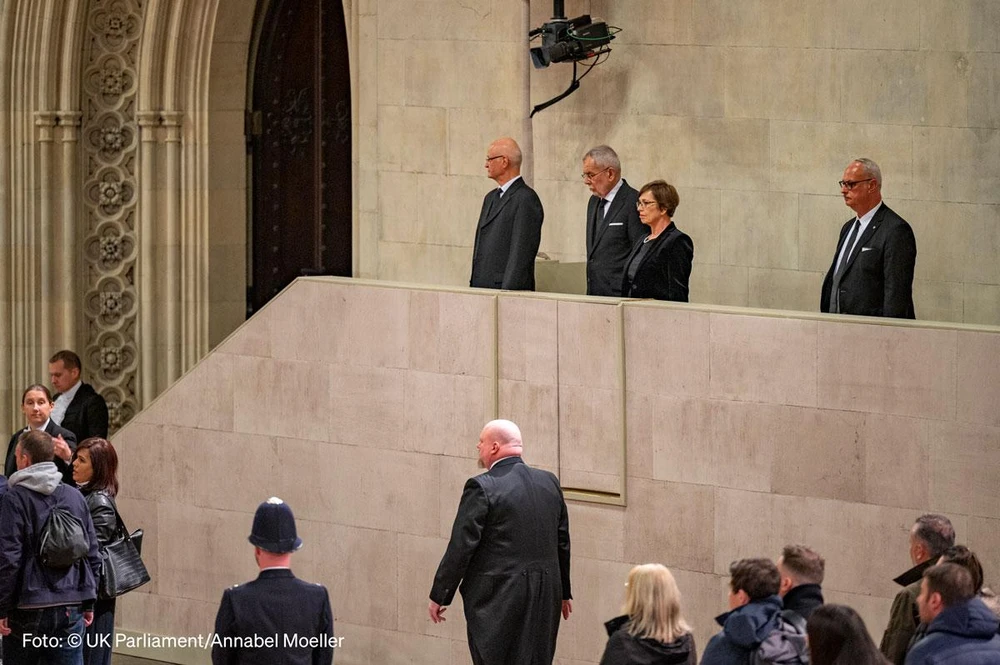 Tổng thống Áo - ông Alexander Van der Bellen (giữa) cùng phu nhân tham gia lễ viếng Nữ hoàng tại Đại sảnh Westminster, London ngày 18-9. Ảnh: Nghị viện Anh