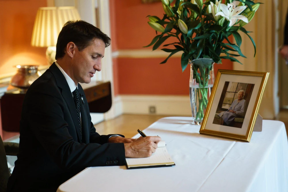 Thủ tướng Canada - ông Justin Trudeau ghi sổ tang Nữ hoàng Elizabeth II ở dinh thự Lancaster House, London (Anh) ngày 18-9. Ảnh: TWITTER