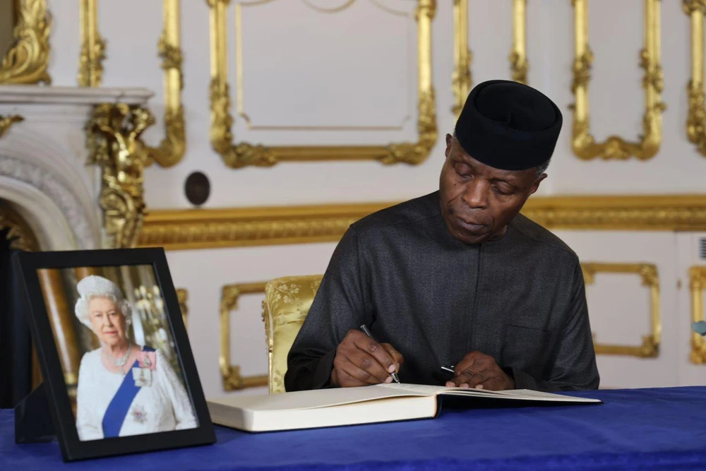 Phó Tổng thống Nigeria - ông Yemi Osinbajo ghi sổ tang Nữ hoàng Elizabeth II ở dinh thự Lancaster House, London ngày 18-9. Ảnh: TWITTER