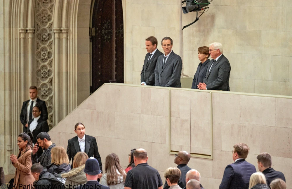 Tổng thống Đức - ông Frank-Walter Steinmeier (bên phải) cùng phu nhân tham gia lễ viếng Nữ hoàng tại Đại sảnh Westminster, London ngày 18-9. Ảnh: Nghị viện Anh