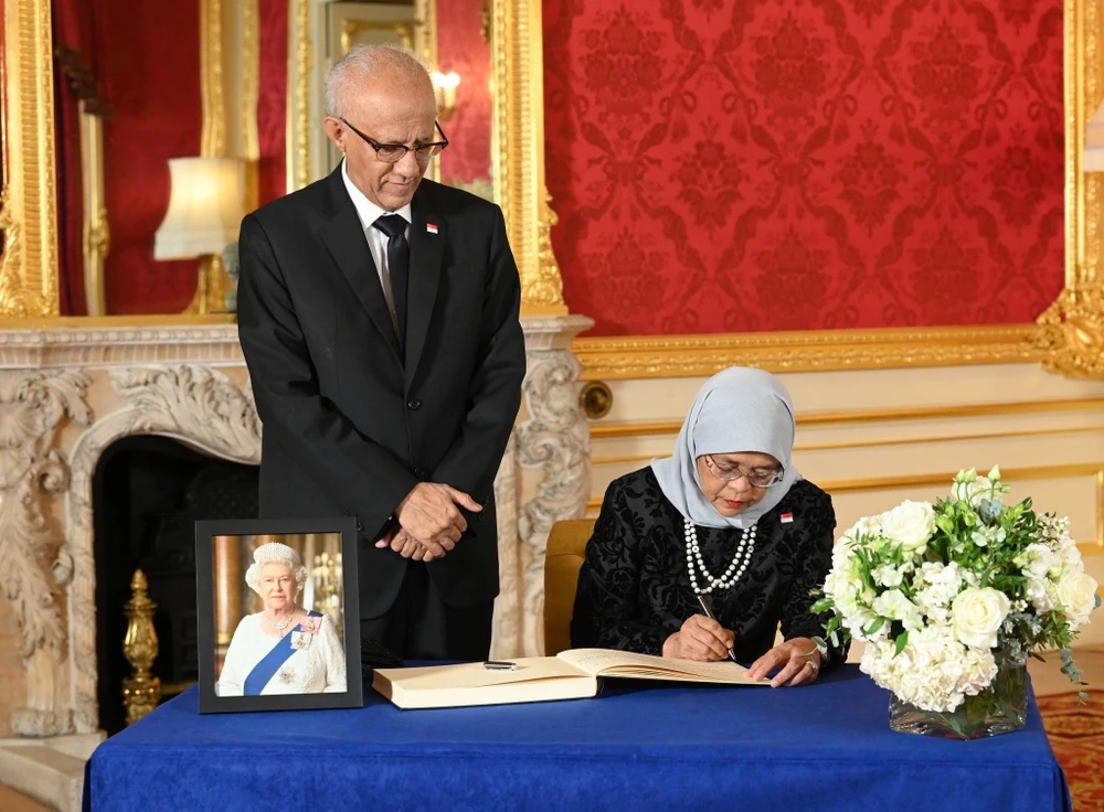 Tổng thống Singapore - bà Halimah Yacob ghi sổ tang Nữ hoàng Elizabeth II ở dinh thự Lancaster House, London ngày 18-9. Ảnh: TWITTER