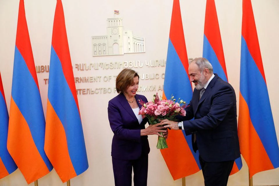 Chủ tịch Hạ viện Mỹ - bà Nancy Pelosi nhận hoa từ Thủ tướng Armenia - ông Nikol Pashinyan trong cuộc họp ở thủ đô Yerevan (Armenia) ngày 18-9. Ảnh: REUTERS