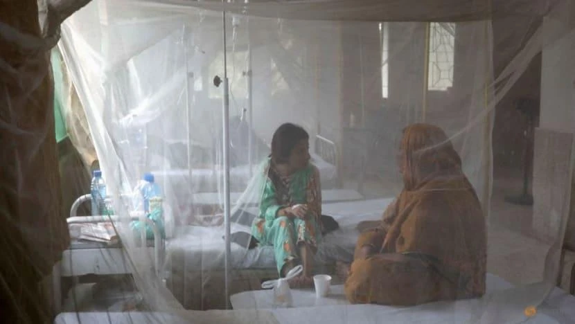 Bệnh nhân sốt rét đang điều trị tại cơ sở y tế ở tỉnh Sindh (Pakistan) ngày 21-9. Ảnh: REUTERS