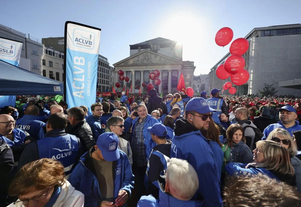 Các liên đoàn lao động mang theo bóng bay trong biểu tình ở trung tâm thủ đô Brussels (Bỉ) ngày 21-9. Ảnh: AP