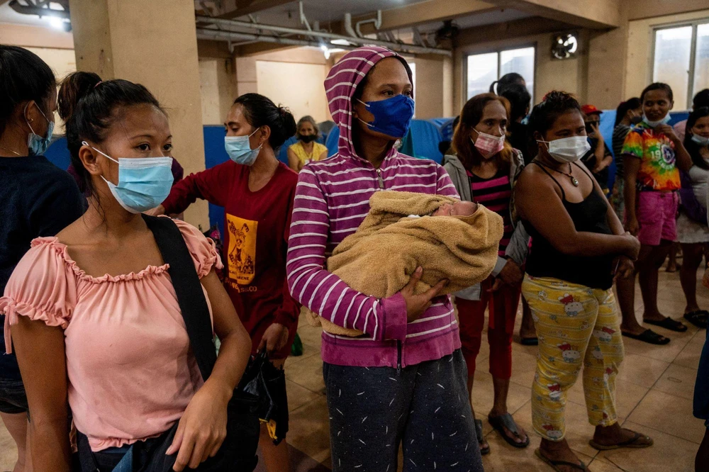 Người dân xếp hàng tại một trung tâm sơ tán ở thủ đô Manila (Philippines) trước khi siêu bão Noru đổ bộ vào ngày 25-9. Ảnh: REUTERS