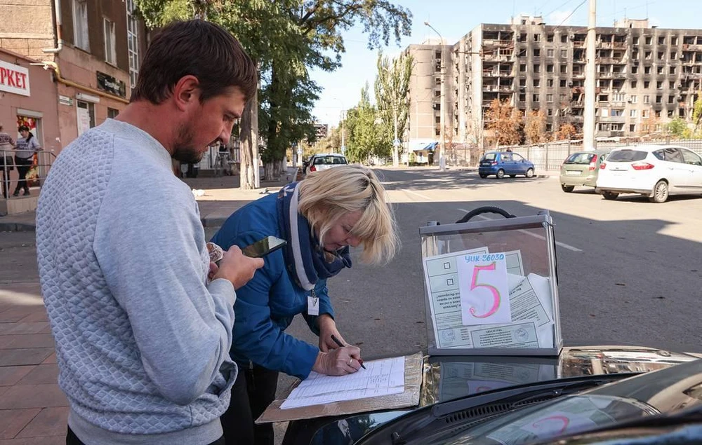 Người dân tỉnh Donetsk bỏ phiếu trong cuộc trưng cầu dân ý về việc sáp nhập vào Nga. Ảnh: TASS