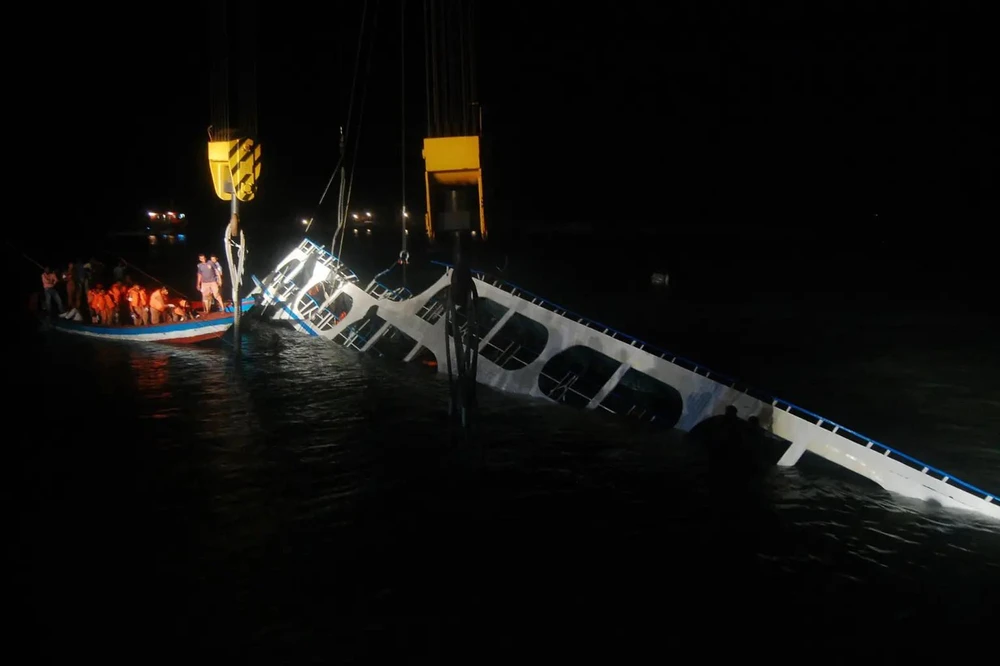 Chìm phà trên sông Karatoya, huyện Panchagarh, miền Bắc Bangladesh ngày 25-9. Ảnh: AFP