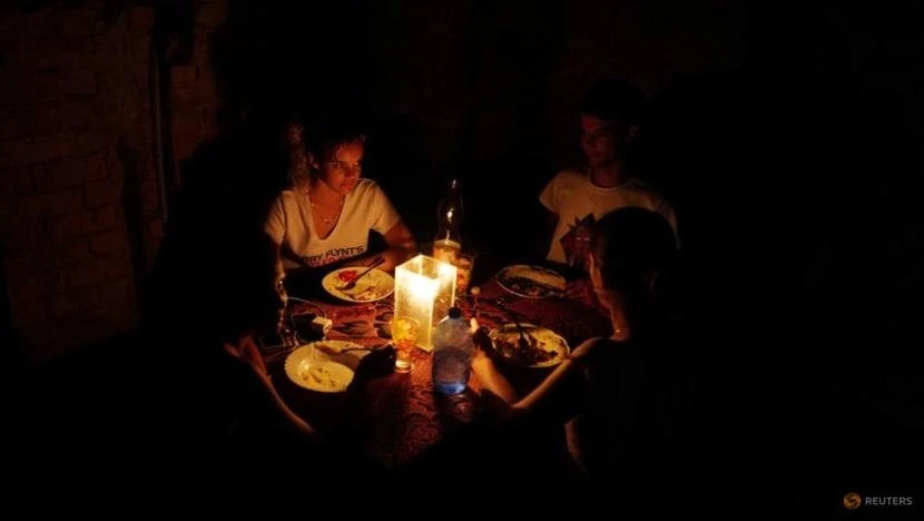 Một gia đình ăn tối trong tình cảnh mất điện ở thủ đô Havana (Cuba) ngày 28-9. Ảnh: REUTERS