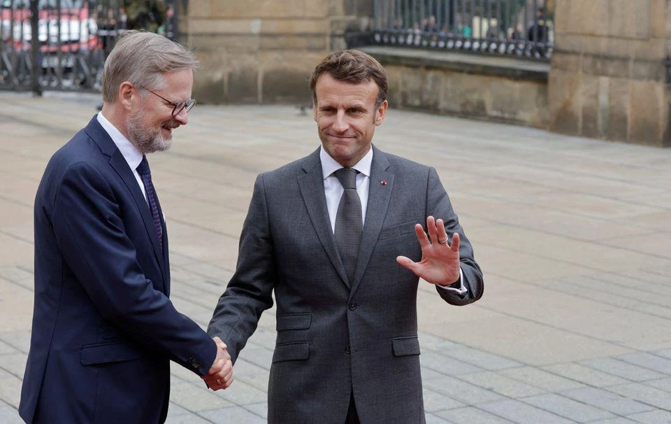 Thủ tướng Cộng hòa Czech - ông Petr Fiala (trái) và Tổng thống Pháp Emmanuel Macron. Ảnh: REUTERS