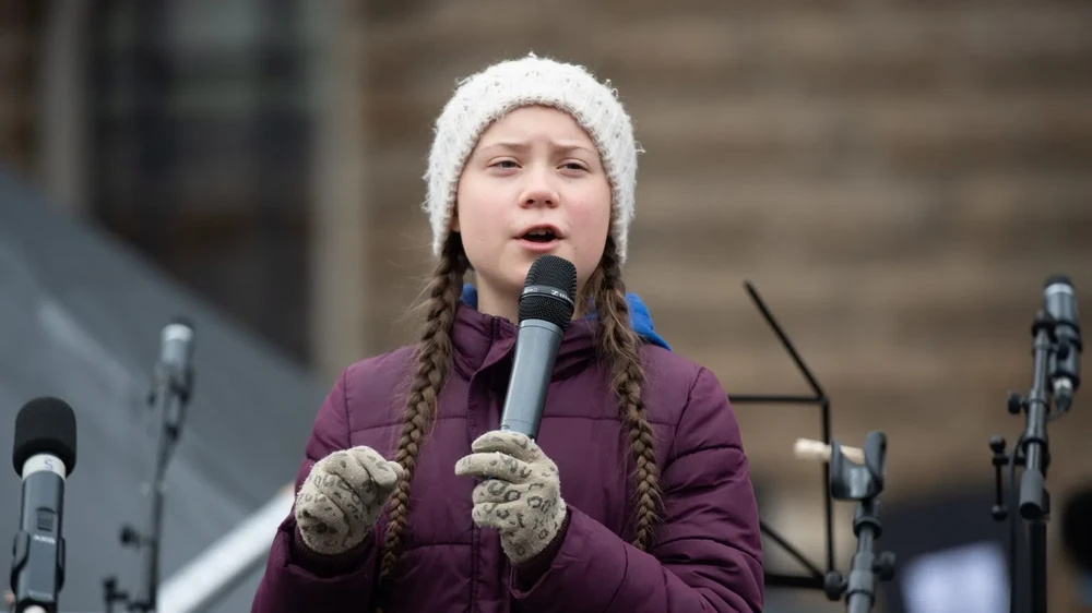 Nhà hoạt động vì môi trường người Thụy Điển Greta Thunberg đã được quốc tế công nhận vì nỗ lực thúc đẩy các nhà lãnh đạo thế giới hành động ngay lập tức để chống lại biến đổi khí hậu, theo trang DNA India. Cuộc chiến chống khí hậu của cô bắt đầu vào năm 2018 - thời điểm cô 15 tuổi.Kể từ 2018, cô bắt đầu biểu tình một mình bên ngoài quốc hội Thụy Điển vào mỗi thứ Sáu. Điều đó đã thúc đẩy một phong trào biểu tình của giới trẻ toàn cầu dưới biểu ngữ “Những ngày thứ Sáu vì tương lai”. Ảnh: GETTY IMAGES