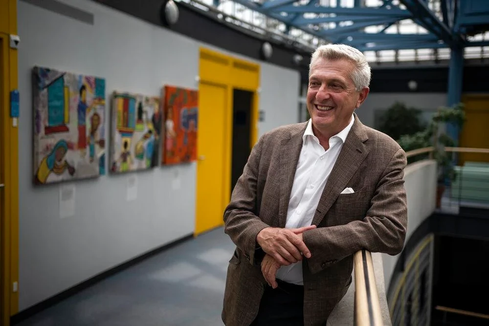 Cao ủy Liên Hợp Quốc về người tị nạn Filippo Grandi cũng được kỳ vọng sẽ được trao giải thưởng danh giá này. Ông Grandi là người ủng hộ việc châu Âu tiếp nhận những người tị nạn Ukraine rời đất nước để tránh chiến dịch quân sự của Nga, theo Hickory Daily Record. Theo ông, việc châu Âu chấp nhận hàng triệu người Ukraine cho thấy cách tiếp cận này có thể được nhân rộng để tiếp nhận những người đang chạy trốn khỏi các quốc gia khác. Ảnh: AP PHOTO