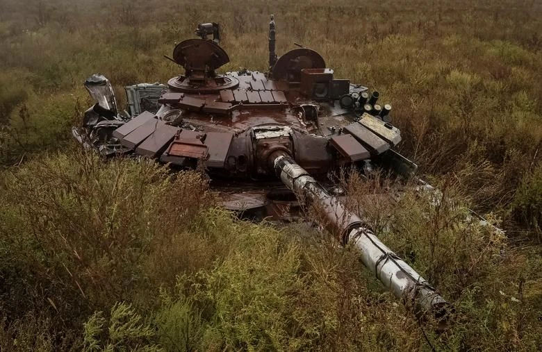 Xe tăng Nga bị phá hủy ở làng Dolyna (tỉnh Kharkiv). Ảnh: REUTERS