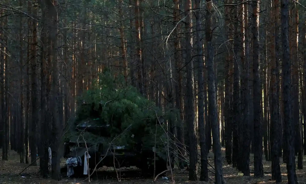 Xe tăng Nga bị bỏ lại ở tỉnh Kharkiv hiện đang được Ukraine tái sử dụng. Ảnh REUTERS