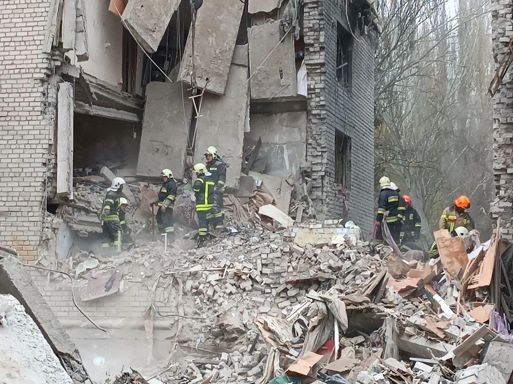 Một tòa nhà bị phá hủy do pháo kích ở TP Mykolaiv (tỉnh Mykolaiv). Ảnh: REUTERS