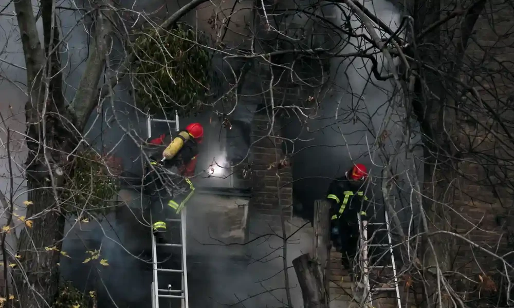 Nhân viên cứu hỏa được điều động đến hiện trường vụ tấn công tên lửa ở Kiev. Ảnh: REUTERS