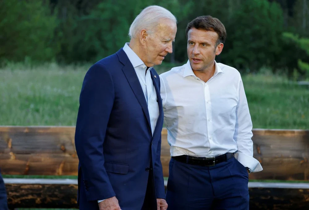 Tổng thống Mỹ Joe Biden (trái) và Tổng thống Pháp Emmanuel Macron. Ảnh: POOL