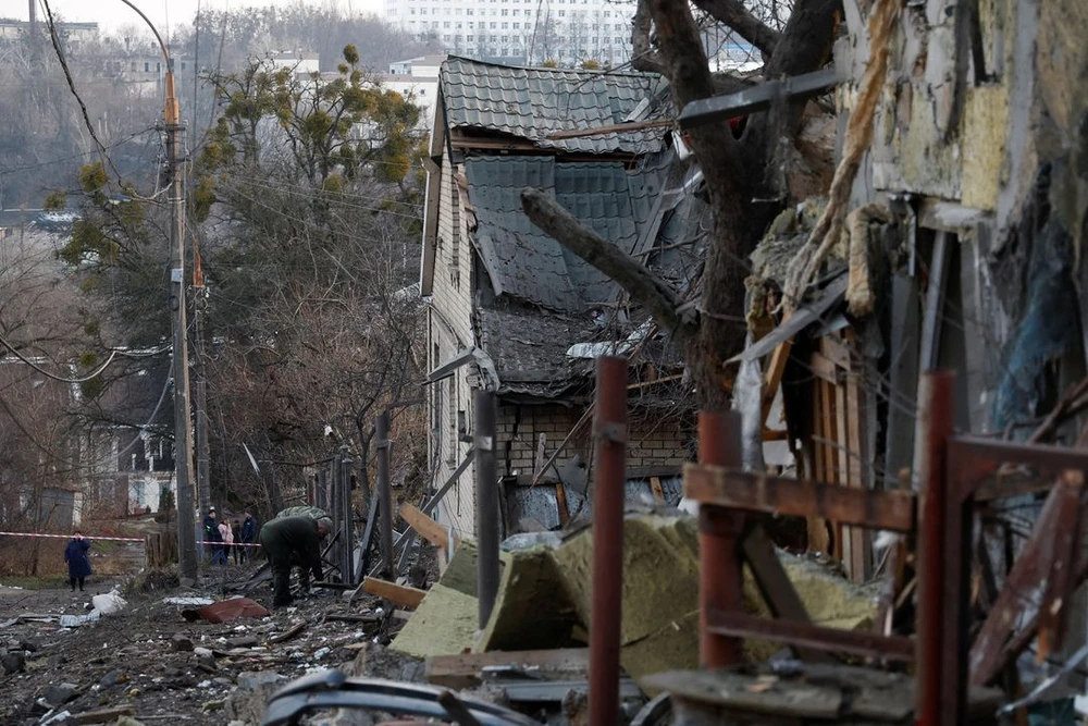 Các cuộc không kích ngày 31-12-2022 đã phá hủy nhiều ngôi nhà ở thủ đô Kiev. Ảnh: REUTERS