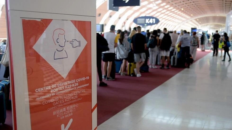 Kể từ ngày 1-1, du khách đến từ Trung Quốc phải đeo khẩu trang và xuất trình kết quả xét nghiệm COVID-19 khi đến Pháp. Ảnh: AFP