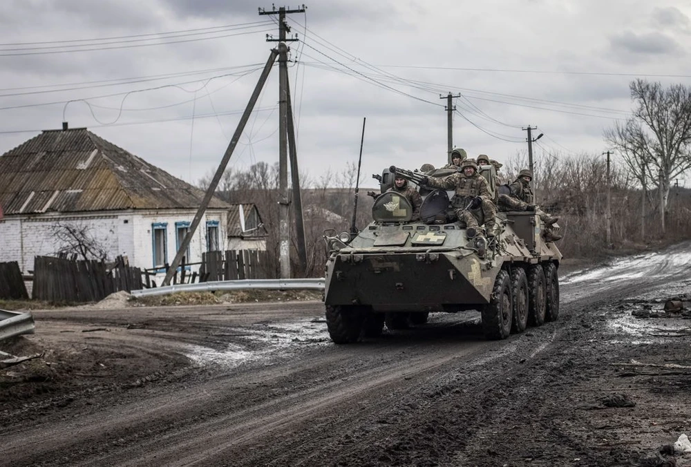 Các binh sĩ Ukraine chiến đấu ở tỉnh Donetsk. Ảnh: REUTERS