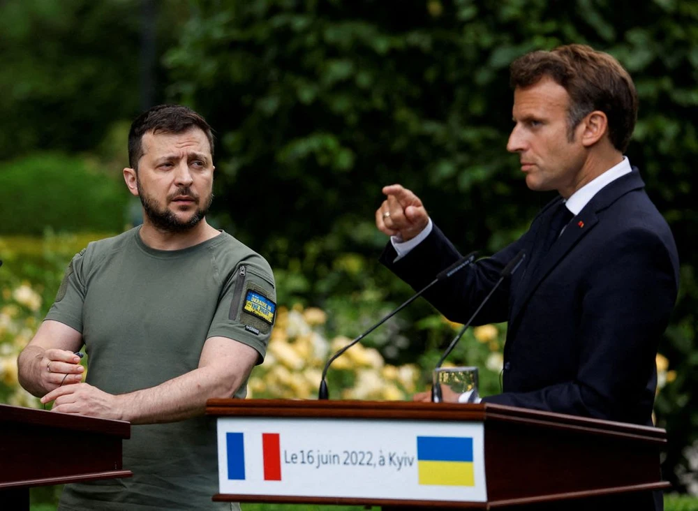 Tổng thống Pháp Emmanuel Macron (phải) và người đồng cấp Ukraine - ông Volodymyr Zelensky. Ảnh: REUTERS