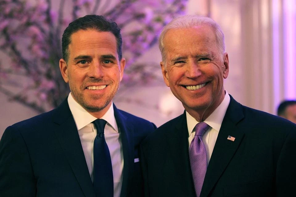 Tổng thống Mỹ Joe Biden (phải) và con trai Hunter Biden. Ảnh: GETTY IMAGES