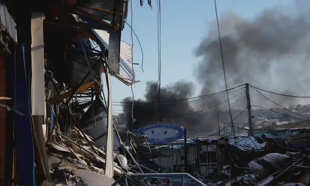 Các cột khói bốc lên ở TP Bakhmut sau khi TP này bị tấn công bằng tên lửa. Ảnh: REUTERS