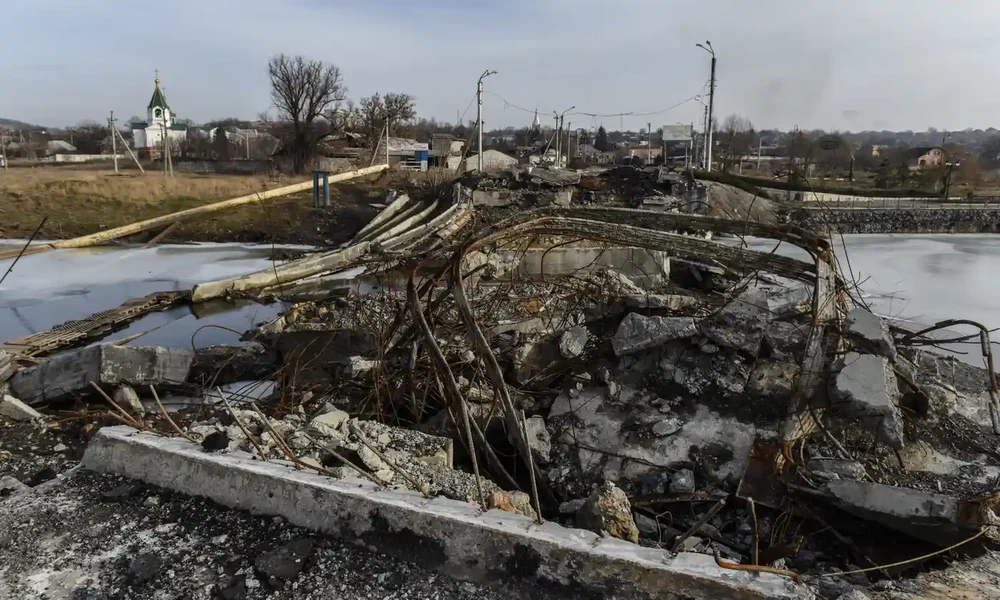 Một cây cầu bị ở TP Bakhmut, tỉnh Donetsk đã bị phá hủy. Ảnh: EPA