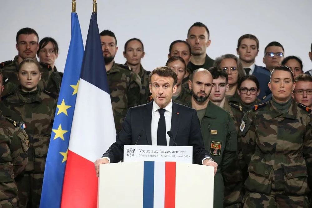 Tổng thống Pháp Emmanuel Macron đọc diễn văn năm mới trước quân đội Pháp, tại căn cứ không quân Mont-de-Marsan ngày 20-1. Ảnh: REUTERS
