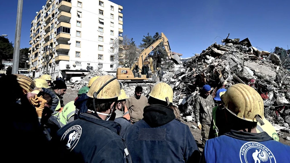 Đội cứu hộ ở Thổ Nhĩ Kỳ vẫn đang tìm kiếm người mắc kẹt trong trận động đất. Ảnh: AFP