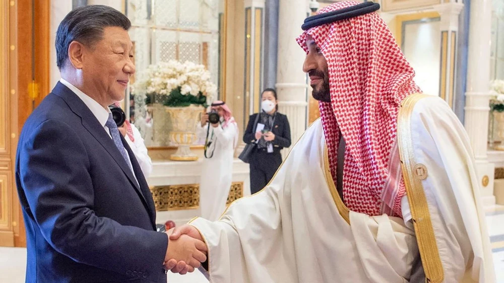 Thái tử Saudi Arabia - ông Mohammed Bin Salman (trái) bắt tay Chủ tịch Trung Quốc Tập Cận Bình tại hội nghị thượng đỉnh Trung Quốc-Ả Rập ở Riyadh ngày 9-12-2022. Ảnh: REUTERS