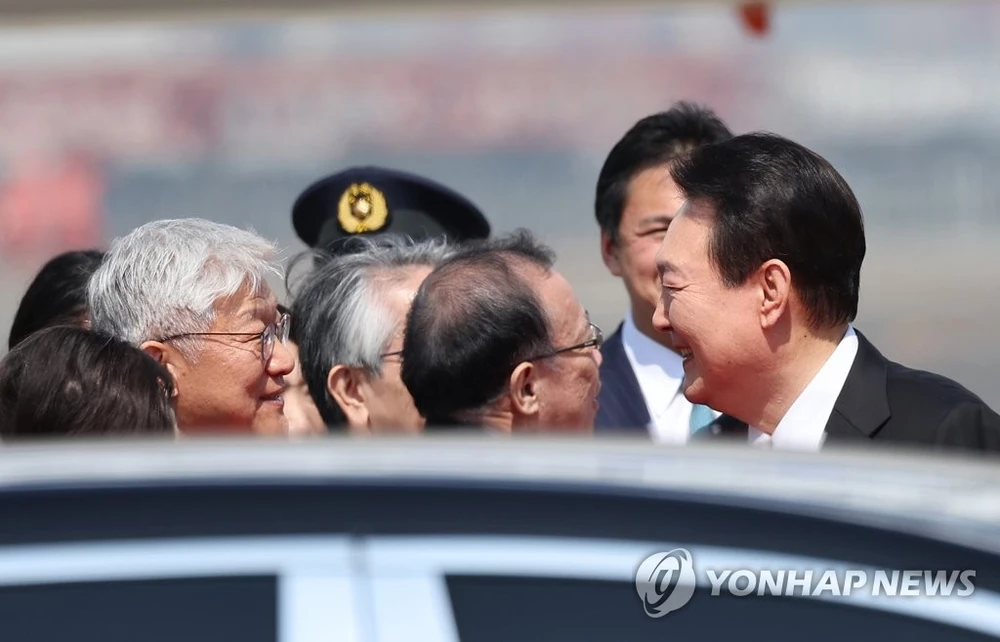 Tổng thống Hàn Quốc Yoon Suk-yeol (phải) được Đại sứ Hàn Quốc tại Nhật Yun Duk-min chào đón sau khi đến sân bay Haneda ở Tokyo vào ngày 16-3 . Ảnh: YONHAP