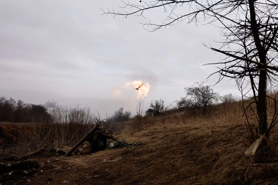 Các binh sĩ Ukraine thuộc Lữ đoàn 80 của Lực lượng Nhảy dù bắn đạn cối vào một vị trí tiền tuyến gần Bakhmut. Ảnh: REUTERS