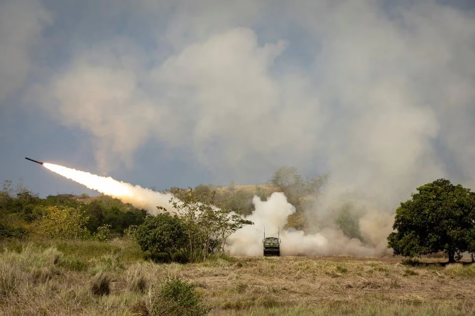 Hệ thống Pháo binh Cơ động Cao (HIMARS) được khai hỏa trong cuộc tập trận bắn đạn thật giữa quân đội Philippines và Mỹ tại cuộc tập trận chung kéo dài 3 tuần "Salaknib" ở căn cứ Fort Magsaysay ngày 31-3. Ảnh: REUTERS