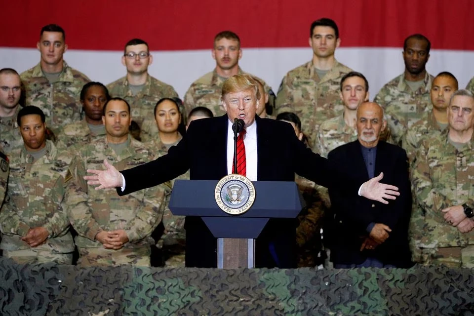 Tổng thống Mỹ Donald Trump phát biểu trước quân đội Mỹ, với Tổng thống Afghanistan Ashraf Ghani đứng phía sau, tại Căn cứ Không quân Bagram hồi tháng 11-2019. Ảnh: REUTERS