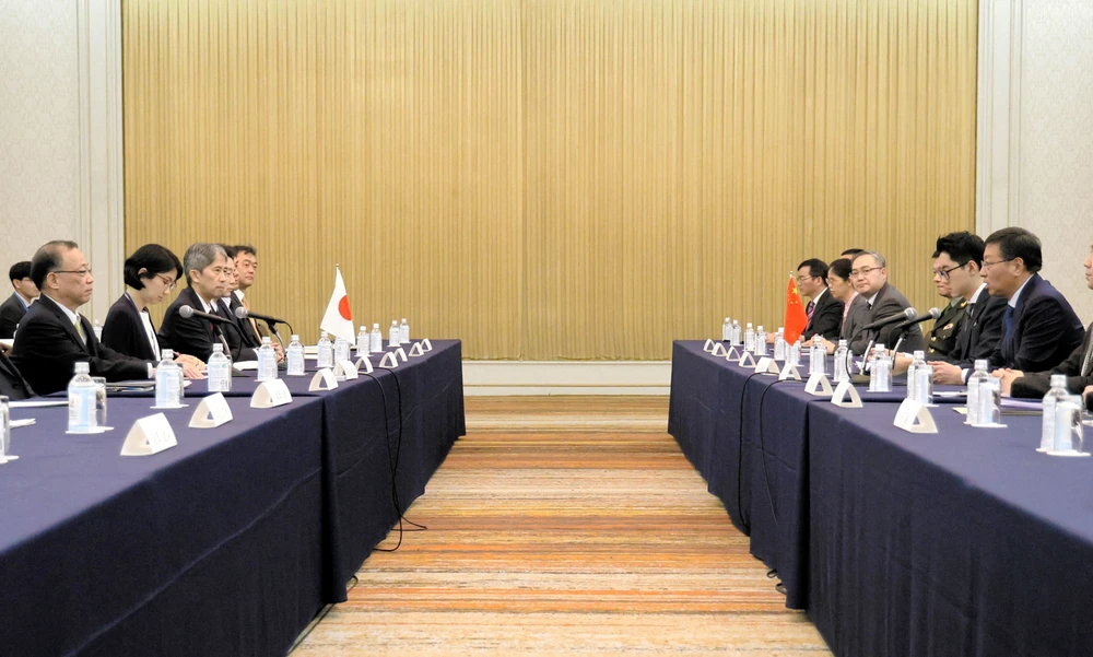 Phái đoàn Nhật và TQ tại buổi hội đàm ở Tokyo về vấn đề hàng hải ở vùng biển tranh chấp Hoa Đông ngày 10-4. Ảnh: REUTERS