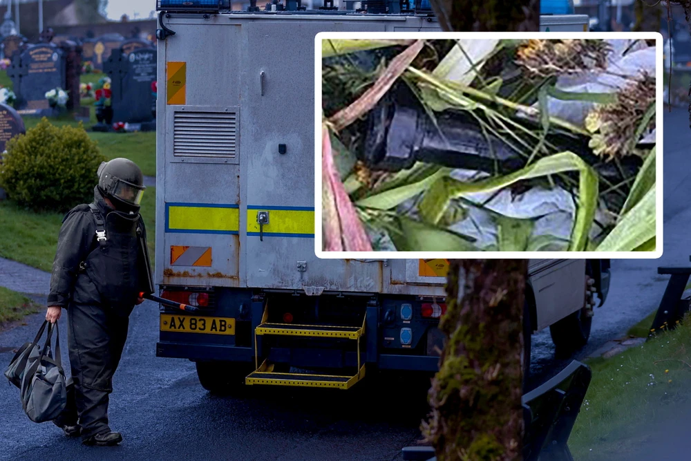 4 thiết bị lạ nghi là bom ống đã được lực lượng cảnh sát Londonderry tìm thấy ở nghĩa trang. Ảnh: BELFAST TELEGRAPH