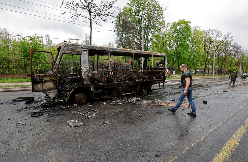 Xe buýt bốc cháy sau đợt pháo kích ở Donetsk. Ảnh: REUTERS