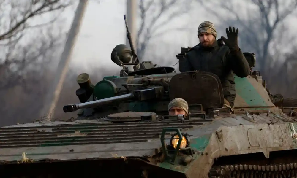 Binh sĩ Ukraine tiến về Bakhmut. Ảnh: REUTERS