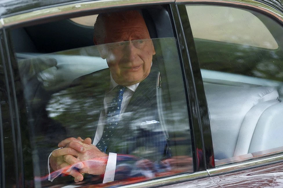 Vua Charles III trên đường đến Cung điện Buckingham. Ảnh: BBC