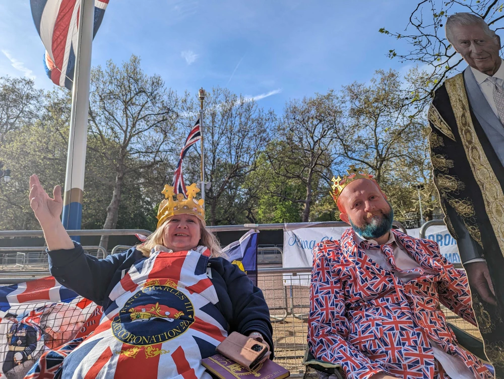 Người dân rạng rỡ chờ đợi lễ đăng cơ của Vua Charles III ngày 6-5. Ảnh: CNN