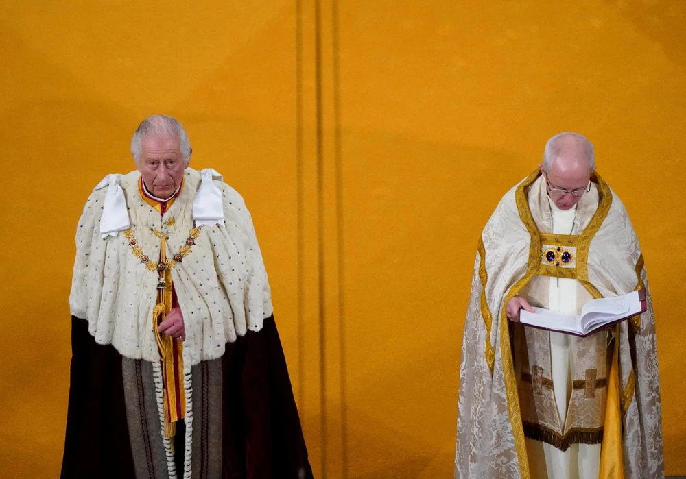 Vua Charles III và Tổng giám mục Canterbury Justin Welby trong lễ đăng cơ. Ảnh: REUTERS