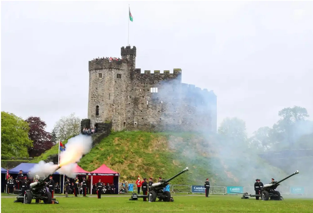 21 phát súng chào diễn ra sau lễ đăng cơ của Vua Charles III tại Lâu đài Cardiff. Ảnh: THE GUARDIAN