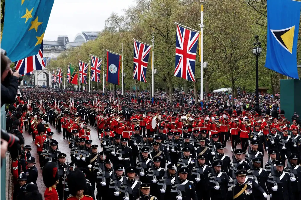 Hàng ngàn người tham gia diễu hành rước Vua Charles III từ Tu viện Westminster về Cung điện Buckingham. Ảnh: THE GUARDIAN