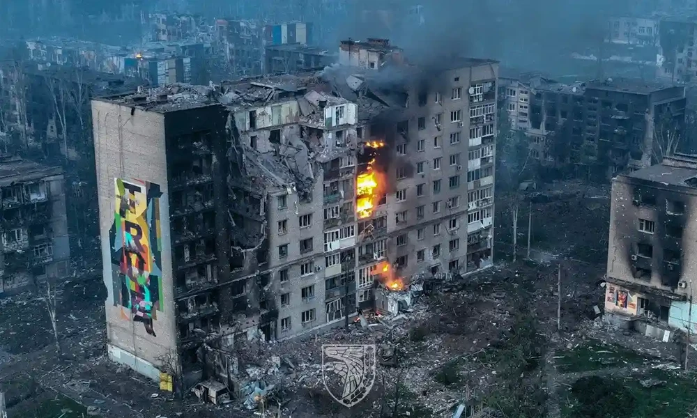 Nhiều tòa nhà bị phá hủy gần như hoàn toàn ở Bakhmut, sau hơn 9 tháng Nga và Ukraine liên tục không kích vào TP. Ảnh: REUTERS