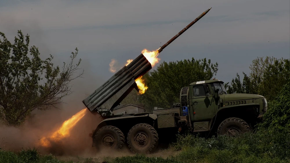 Quân nhân Ukraine bắn hệ thống pháo phóng loạt BM-21 Grad ở Bakhmut ngày 19-5. Ảnh: REUTERS