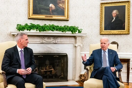 Tổng thống Mỹ Joe Biden (phải) và Chủ tịch Hạ viện Kevin McCarthy trong cuộc đàm phán ngày 22-5. Ảnh: THE WASHINGTON POST