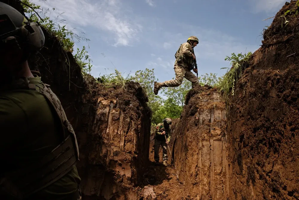 Binh sĩ Ukraine ở một chiến hào tại tỉnh Donetsk. Ảnh: THE NEW YORK TIMES