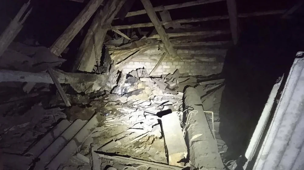 Một đống đổ nát tại Kiev sau khi bị tấn công UAV. Ảnh: CHÍNH QUYỀN QUÂN SỰ KIEV