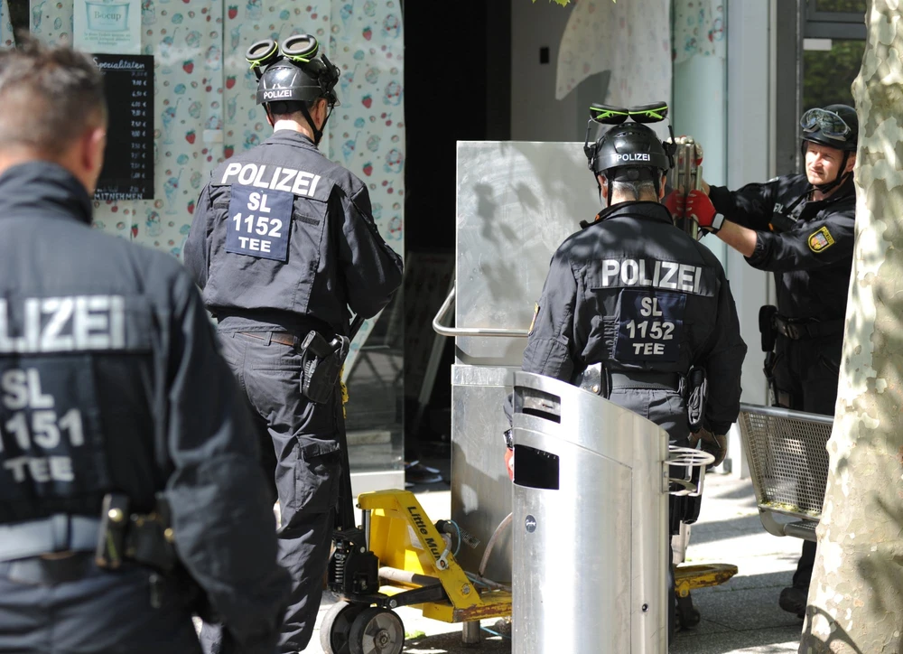 Cảnh sát Đức thu giữ bằng chứng trong một cuộc truy quét các thành viên thuộc băng đảng mafia Ý Ndrangheta vào ngày 3-5. Ảnh: SOUTH CHINA MORNING POST